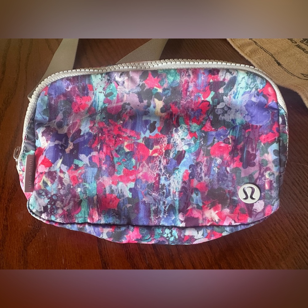 Lululemon Everywhere Beltbag 1L color- Flower Glide Multi/Vapor